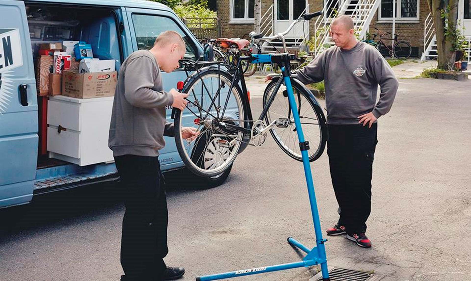 Kasper Mikkel rykker ud og pumper liv i døde cykel - Euroman