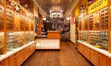 Historiens største filmfolk, forfattere og kunstnere gået med deres briller: Nu åbner Moscot butik i København - Euroman