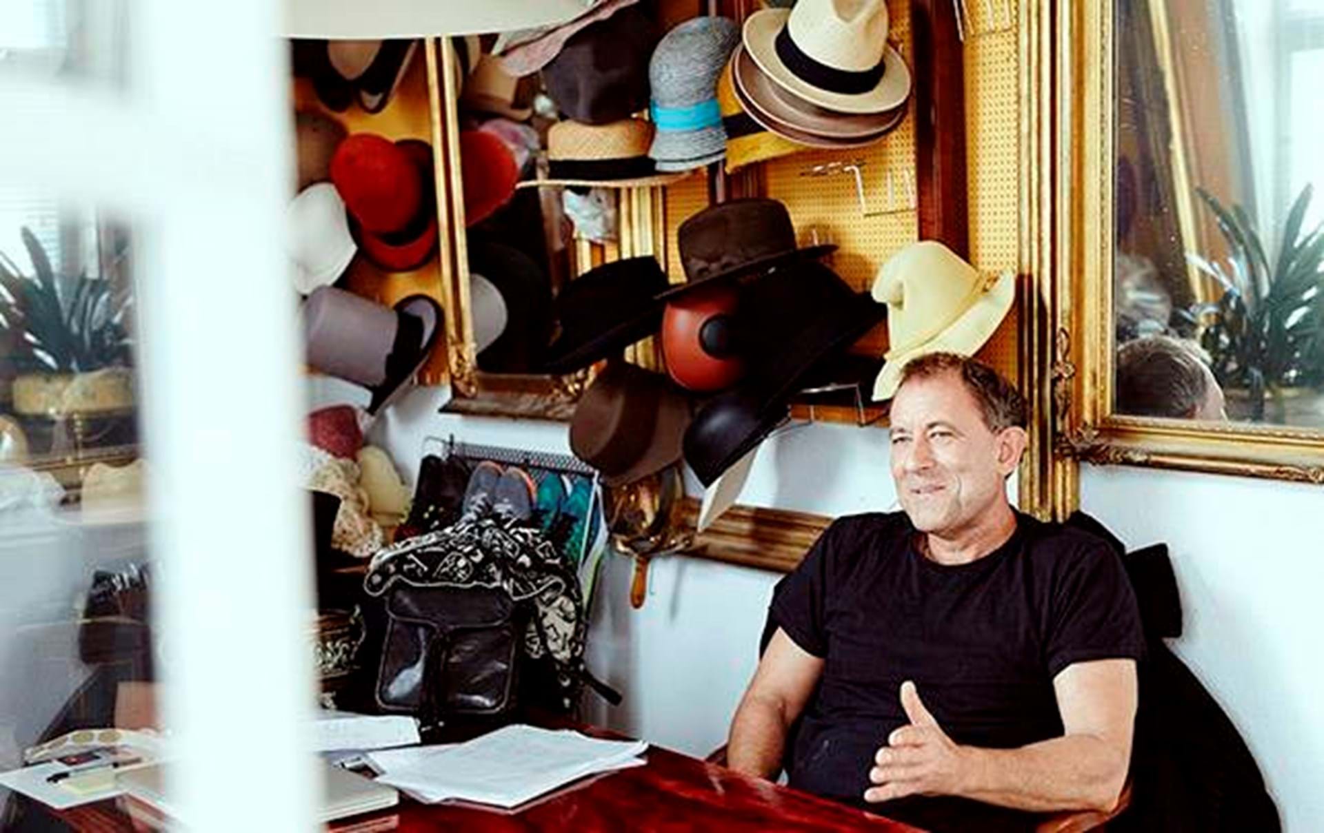 Han sælger til til førende danske designere – og til alverdens jonglører. Han er Danmarks eneste tilbageværende hattemager, og han har overlevet ved at sno sig. - Euroman